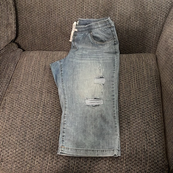 Lane Bryant: Pull on Wide Leg Capri Jean - Destructed - Picture 4 of 10